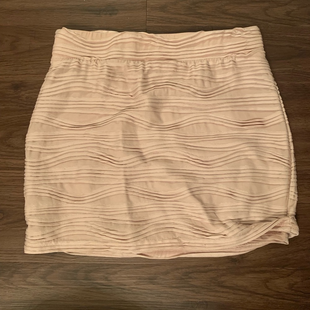 Divided textured pink skirt